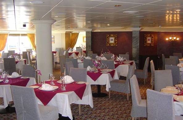 Queen Mary2 restaurant.JPG