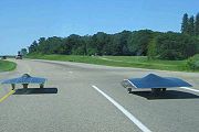 Automobilele solare de la Universitatea din Michigan si Universitatea din Minnesota la competitia Solar Challenge din America de Nord in 2005