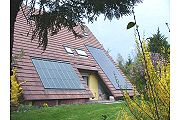 Colectoare solare (stanga) si panouri solare (dreapta) integrate in acoperis