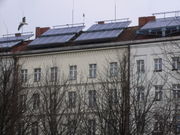 Panouri solare pe acoperis de bloc