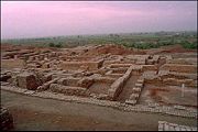 Una dintre cele mai vechi civilizatii ale lumii s-a format pe Valea Indusului, in Nord-Vestul Subcontinentului Indian. Unul dintre cele mai mari orase a acestei civilizatii a fost Mohenjo-Daro