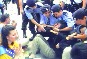 https://falunhr.org/images/intro/2002-7-11-violent-police-2--ss.jpg