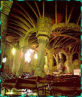 Cripta de la iglesia de la Colonia G�ell en armonia, el mobiliario, tambien diseńado por el.- Sta. Coloma de Cervello -