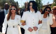 Michael Jackson, alaturi de surorile lui, Janet (dreapta) si La Toya (stanga), in 2004 (foto arhiva EPA)