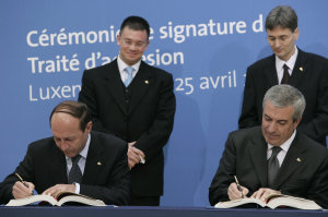 Presedintele Romaniei, Traian Basescu, si prim-ministrul Tariceanu, semnand Tratatul de aderare al Romaniei