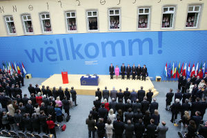 Ceremonia de semnare a Tratatului de aderare a Republicii Bulgaria si Romaniei s-a desfasurat pe 25 aprilie 2005 la Abatia Neumnster din Luxemburg.