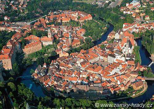 https://www.zamky-hrady.cz/1/img/cesky_krumlov_let.jpg